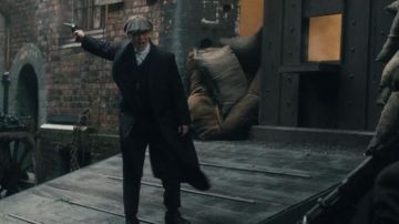 L'overcoat vintage années 20 de Tommy Shelby (Cillian Murphy) dans Peaky Blinders S01E06