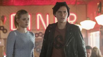 Le perfecto en cuir de Jughead Jones (Cole Sprouse) dans Riverdale S02E08