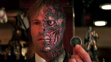 The coin of two-Face / Harvey Dent (Aaron Eckhart) in The Dark Knight : The black Knight
