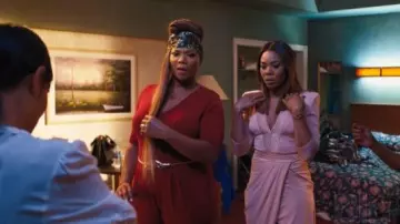 La combinaison jumpsuit rouge de Sasha Franklin (Queen Latifah) dans Girls trip