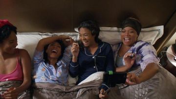 The robe Linea Donatella Sasha Franklin (Queen Latifah) in the film Girls trip