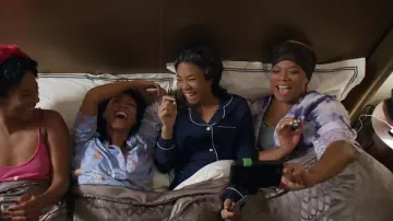 La robe de chambre Linea Donatella de Sasha Franklin (Queen Latifah) dans le film Girls trip
