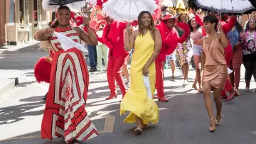 La robe orange et blanche de Sasha Franklin (Queen Latifah) dans Girls trip