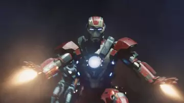 La réplica del Reactor de Arco del modelo de armadura de Iron Man Mark XLII por Tony Stark (Robert Downey Jr.) en Iron Man 3