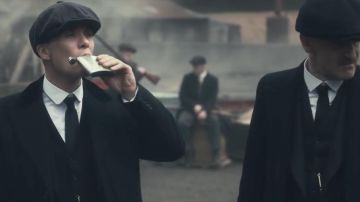 Camisa blanca de Thomas Shelby (Cillian Murphy) con cuello redondeado en anteojeras Peaky S04E02