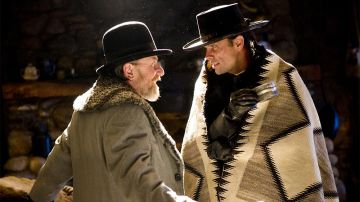 The plaid "Pendleton" Sheriff Chris Mannix (Walton Goggins) in The 8 guys / The Hateful Eight