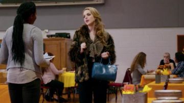 The coat of fur of Fallon Carrington (Elizabeth Gillies) in Dynasty S01E07