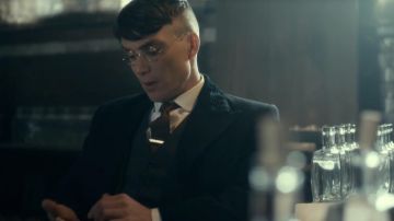The tie pin vintage Thomas Shelby (Cillian Murphy) in Peaky Blinders S04E04