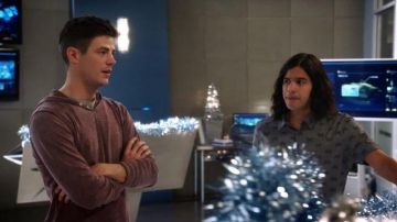 Camisa mariposa John Varvatos de Cisco Ramon (Carlos Valdés) en The Flash S04E09