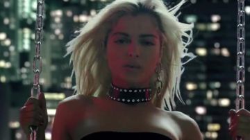 El pendiente de cadena Alexander Wang de Bebe Rexha en su video musical No Broken Heats ft. Nicki Minaj