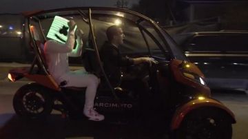 El coche eléctrico Arcimoto SRK en el clip Keep it mello de Marshmello
