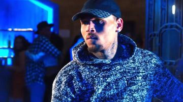 El suéter Black and White Represent de Chris Brown en su video musical Little More