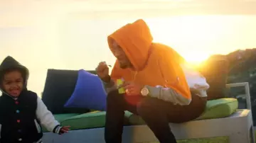 The hoody orange Haven of Chris Brown in her video clip Little More