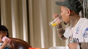 La camiseta blanca de Chris Brown de Moschino en su video musical Little More