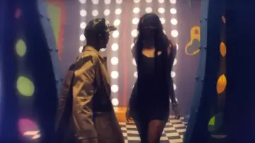 The trench coat Givenchy Chris Brown in her video clip Little More