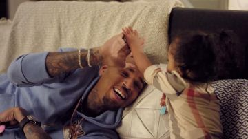 Fox Sweatshirt Maison Kitsuné de Chris Brown en su video musical Little More