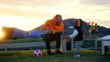 The round glasses Thom Browne of Chris Brown in her video clip Little More