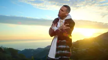 The watch Royal Oak Offshore Chronograph by Audemars Piguet of Chris Brown in her video clip Little More