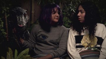 The sweater Grey Melange Gertrude Yorkes (Ariela Barer) in Marvel's Runaways S01E05