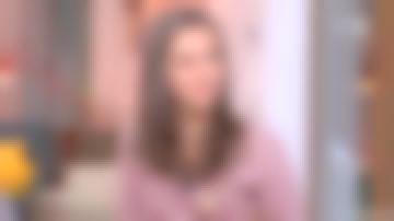 Le t-shirt à rayures bordeaux et patch pomme de Marie Perarnau dans La maison des maternelles du 19/12/2017