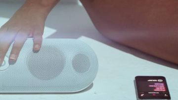 IPhone 5s black in the video New Flame by Chris Brown ft. Usher and Rick Ross