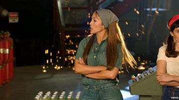 Le jean pattes d'eph Paige dans le clip Ain't Your Mama de Jennifer Lopez