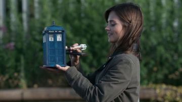 La réplique du Tardis tenu dans la main par Clara Oswald (Jenna Coleman) dans Doctor Who S08E09