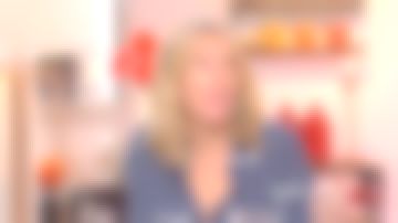 La chemise bleue bordures blanches de Agathe Lecaron dans La maison des maternelles du 18/10/2017