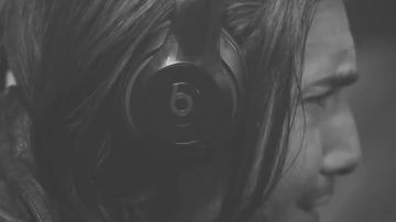 The audio headphones black Beats in the clip I Wanna Know of Alesso ft. Nico & Vinz