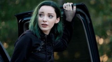 Le sweatshirt noir à capuche Forever 21 de Lorna Dane / Polaris (Emma Dumont) dans The Gifted S01E09