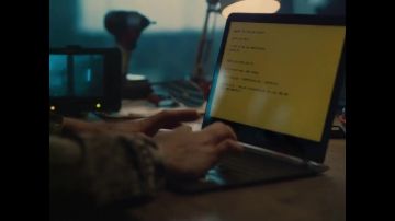 The laptop HP Spectre 13-v000na in the clip Falling to Alesso