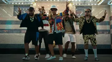 Les chaussures en cuir blanc Versace de Bruno Mars dans son clip 24K Magic