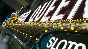 Le Four Queens sur Fremont Street à Las Vegas dans le clip 24K Magic de Bruno Mars