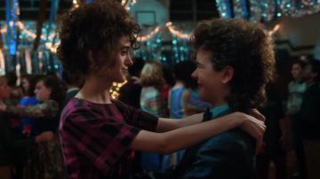 Vestido a cuadros de bola de nieve de Nancy Wheeler (Natalia Dyer) en Stranger Things S02E09