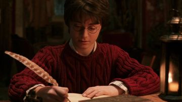 The pen writing from Hogwarts Harry Potter (Daniel Radcliffe) in Harry Potter and the chamber of secrets