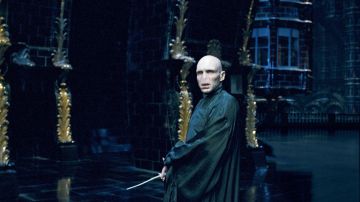 The wand "ollivander's" Lord Voldemort (Ralph Fiennes) in Harry Potter and the order of the phenix