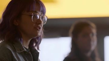Gert Yorkes (Ariela Barer) chez Urban Outfitters, "Un" earingsas vu dans Marvel Évasions S01E01