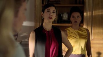 El tanque de seda amarilla Helmut Lang de Catherine Wilder (Angel Parker) como se ve en Marvel's Runaways S01E04