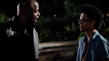 La camisa de mezclilla Topman de Alex Wilders (Rhenzy Feliz) como se ve en Marvel's Runaways S01E05