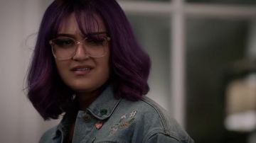 Gert Yorkes' (Ariela Barer) chez Urban Outfitters, Maman broches comme on le voit Marvel Évasions S01E02