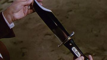 Cuchillo del coronel James Bowie (Richard Widmark) visto en El Álamo