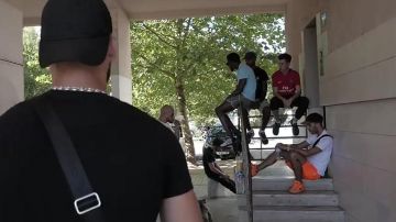 The jersey Nike red football team of the PSG in the clip Naha NLP