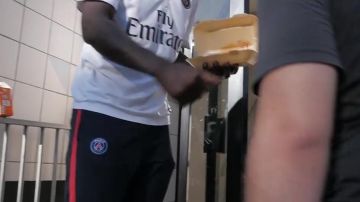 The jogging pants Nike of the PSG in the clip Naha NLP