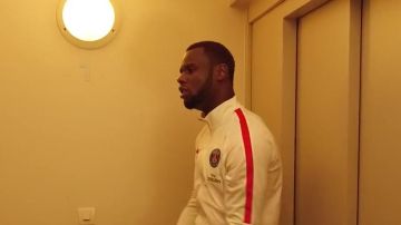 The tracksuit top Nike of the football team of the PSG in the clip Naha NLP