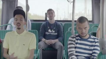 Le polo jaune Lacoste de Bigflo dans le clip Dommage de Bigflo & Oli