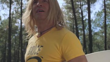 Le t-shirt jaune de Brice Agostini (Jean Dujardin) dans le clip Pour un pote de Bigflo & Oli (B.O. de Brice de Nice 3)