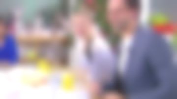 El marinero estampó camiseta con nudo en el hombro de Maya Lauqué en La Quotidien del 22/12/2017