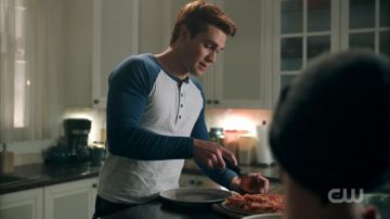 Camiseta de manga larga de Archie Andrews (K.J. Apa) en Riverdale S01E10