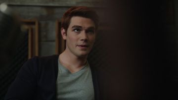 Cárdigan azul marino de Archie Andrews (K. J. Apa) en Riverdale S01E07