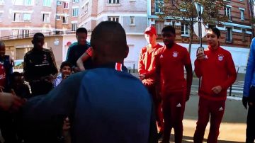 Le sweatshirt rouge Adidas du Bayern de Munich dans le clip Afro Trap Pt.3 : Champions League de MHD